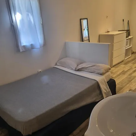 Petite Maison Independante Avec Jardin 3* אז'ן